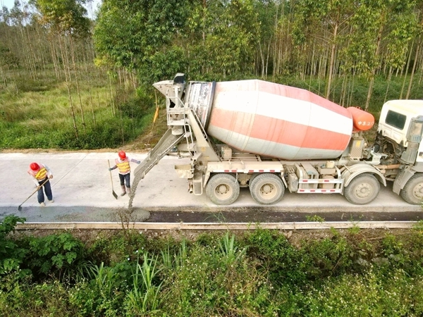 工人正在鋪設(shè)水泥。謝海兵攝