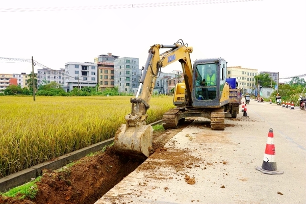 挖掘機(jī)正在拓寬道路。謝海兵攝