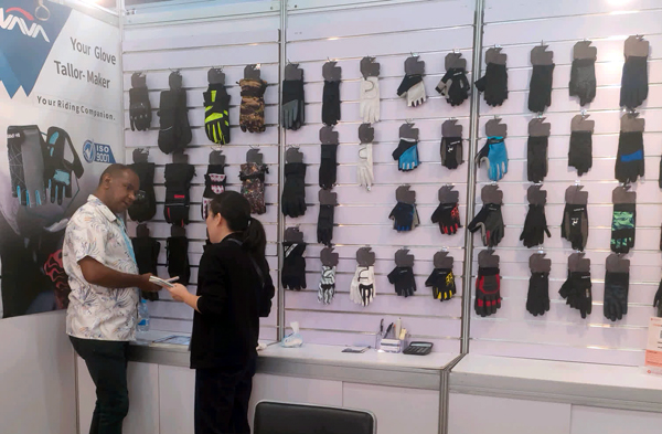 采購商正在與北海參展企業(yè)工作人員溝通