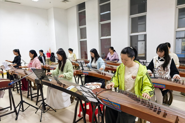 古箏教學(xué)。南寧市青少年活動中心供圖