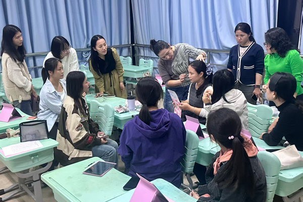 美妝課。南寧市青少年活動中心供圖