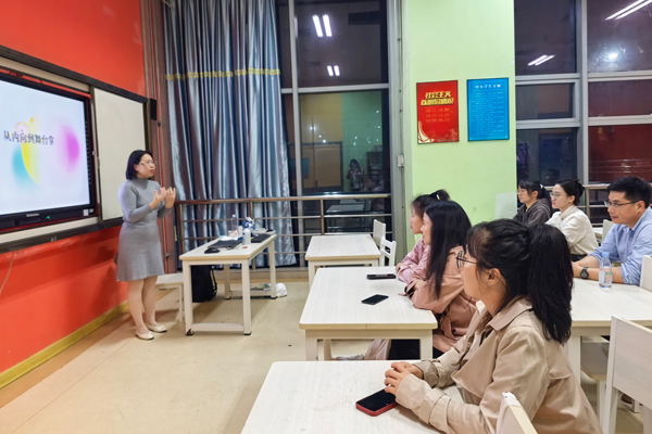 主持朗誦課。南寧市青少年活動中心供圖