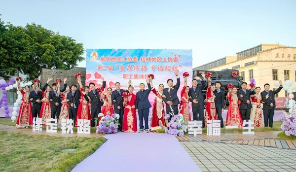 集體婚禮現(xiàn)場(chǎng)。喬韋平攝