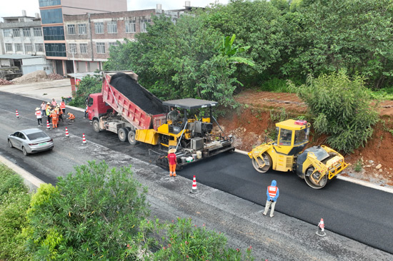 S503線平桂民田至沙田段公路改建工程項(xiàng)目瀝青混凝土上面層鋪筑 梁月 攝