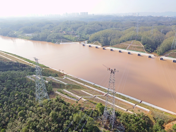 電力施工人員對220千伏久歌Ⅰ、Ⅱ線舊鐵塔及線路進(jìn)行拆除，為旁邊新遷改線路工程順利送電投運(yùn)提供支持。翟晉升攝