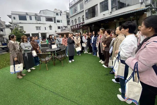 現(xiàn)場教學(xué)。