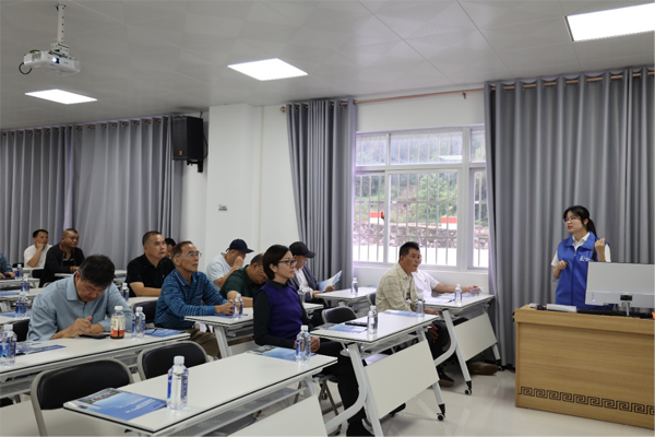 志愿者向嘉賓們進行科普。中石化廣西公司供圖