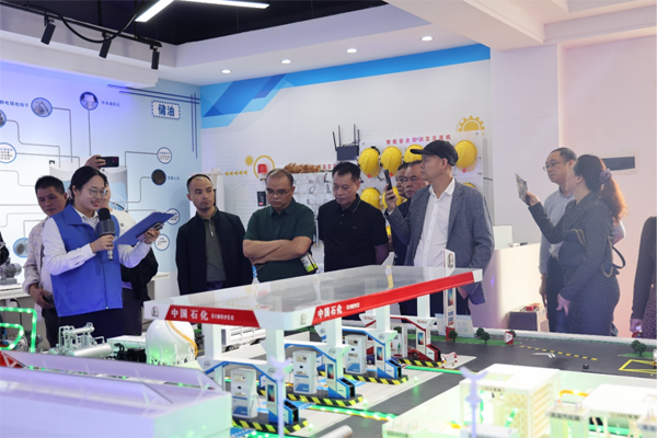 嘉賓們在參觀沙盤室。中石化廣西公司供圖