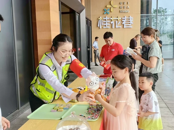 志愿者為過(guò)往司乘贈(zèng)送小禮品。梁燕攝