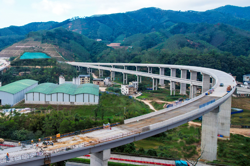十里互通D匝道鋼箱梁。黃賦星攝