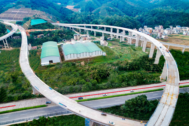 十里互通匝道A、D匝道鋼箱梁。黃賦星攝