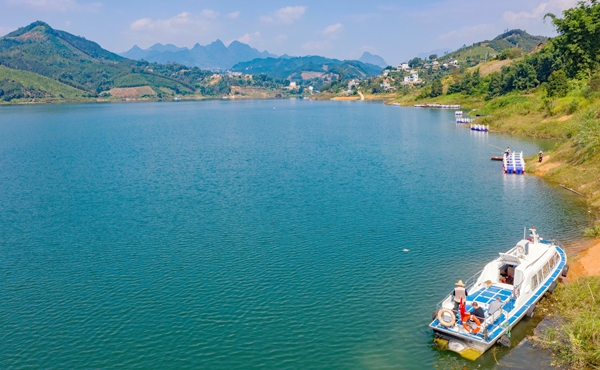 優(yōu)美碧綠的萬(wàn)峰湖水湖面。