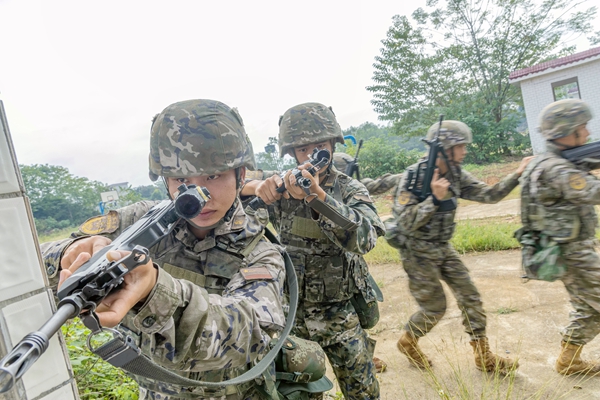 官兵正在進行房屋搜索。