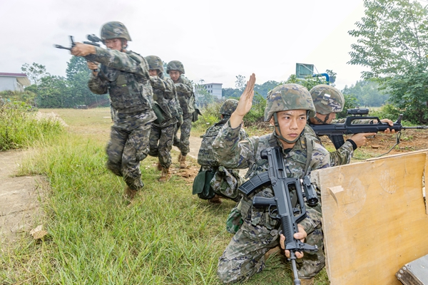 官兵正在進(jìn)行外圍封控。