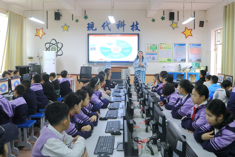 志愿者講解無人機應(yīng)用。