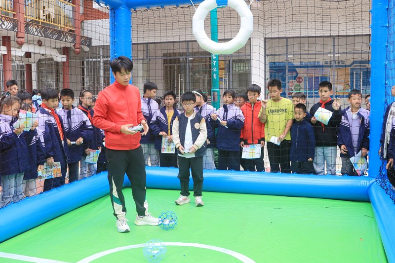 志愿者指導學生們操控無人機足球。