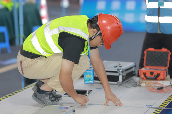 “一路向陽+創(chuàng)優(yōu)爭(zhēng)先”團(tuán)隊(duì)成員參加廣西交通運(yùn)輸行業(yè)職業(yè)技能競(jìng)賽。農(nóng)明羲攝