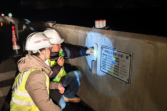 “一路向陽+攻堅(jiān)突破”成員監(jiān)測(cè)橋面溫濕度情況。農(nóng)明羲攝