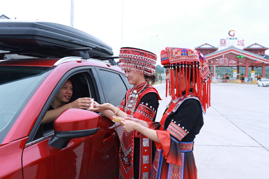 “一路向陽+品質(zhì)服務(wù)”團(tuán)隊(duì)成員給司乘送溫暖。農(nóng)明羲攝