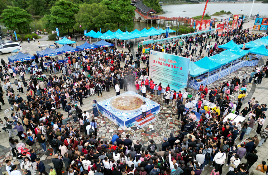 活動現(xiàn)場熱鬧非凡。羅城縣融媒體中心供圖