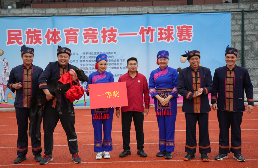 一等獎(jiǎng)團(tuán)隊(duì)上臺(tái)領(lǐng)獎(jiǎng)。羅城縣融媒體中心供圖