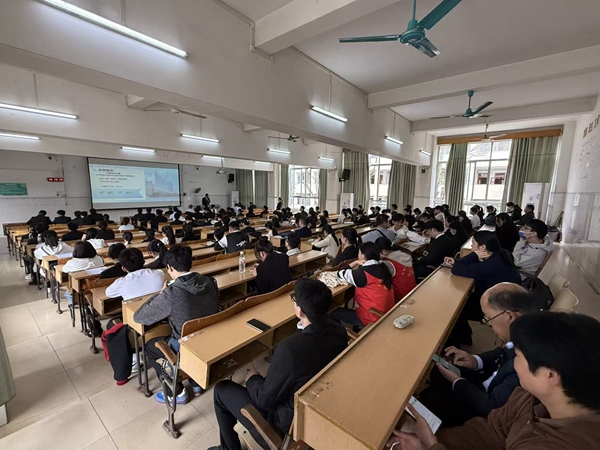 圖為專場(chǎng)招聘會(huì)現(xiàn)場(chǎng)