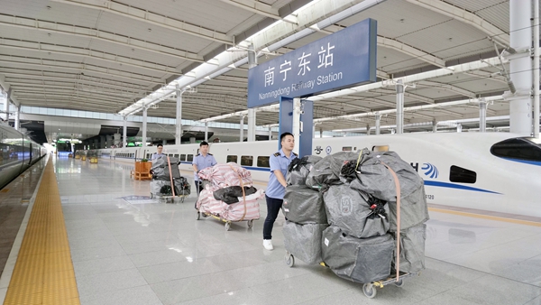 工作人員將快件裝運(yùn)上車。(楊琛華 攝).jpg