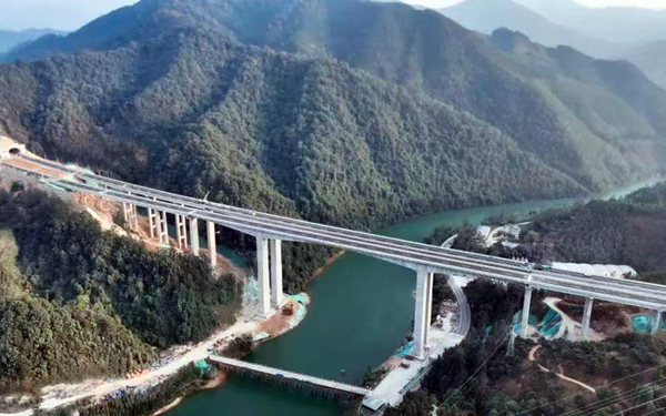 賀高速公路（廣西段）。八步區(qū)委統(tǒng)戰(zhàn)部供圖