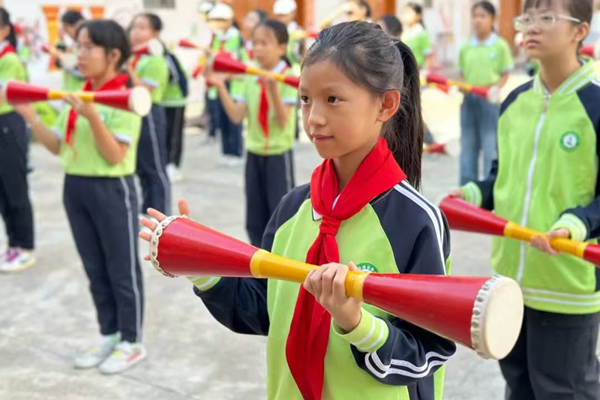 賀州市建設(shè)路小學(xué)學(xué)生到黃洞瑤族鄉(xiāng)開展研學(xué)活動(dòng)。八步區(qū)委統(tǒng)戰(zhàn)部供圖
