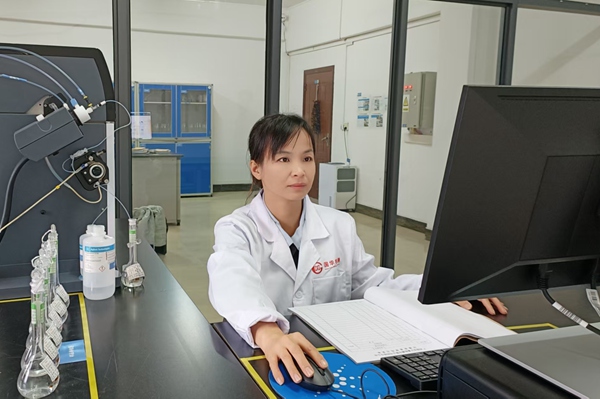 陸雪梅在做檢測(cè)數(shù)據(jù)分析報(bào)告