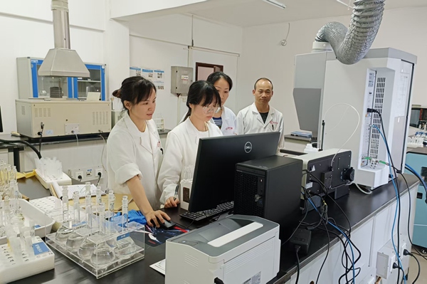 陸雪梅為員工做技術(shù)培訓(xùn)