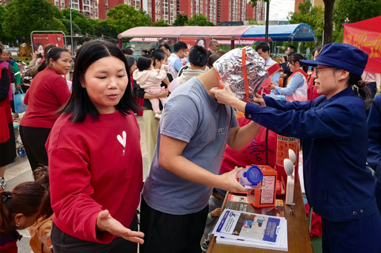 群眾體驗佩戴火災逃生面具。何小翠攝