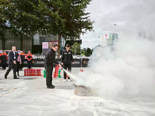 滅火器實(shí)操演練。張琦佳攝