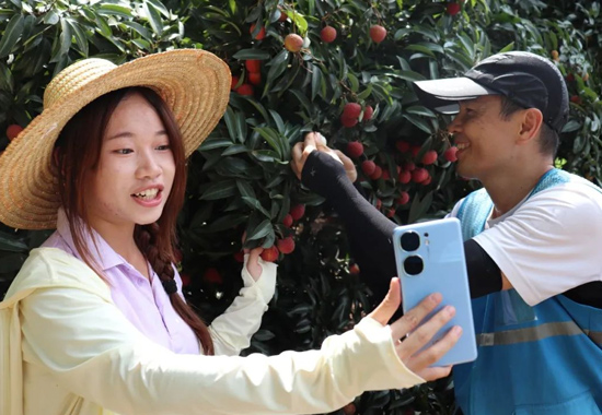 “三下鄉(xiāng)”實(shí)踐隊(duì)助農(nóng)直播現(xiàn)場(chǎng)。北海職業(yè)學(xué)院供圖