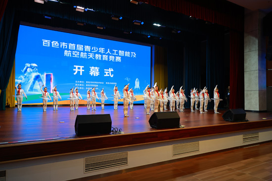 開幕式熱場節(jié)目表演。（梁建偉攝）