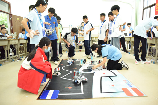 人工智能創(chuàng)新挑戰(zhàn)賽超級軌跡賽-星際傳奇項目比賽現(xiàn)場。（黃曉君攝）