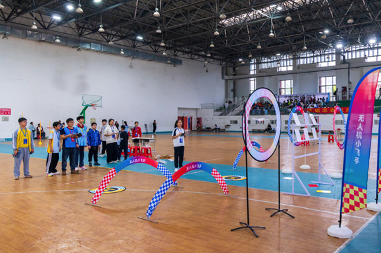 航空航天教育競賽無人機(jī)越障打擊賽項目比賽現(xiàn)場。（盤鳳鳴攝）