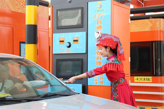 “暖心服務先鋒”微笑服務司乘。翁雅梅攝