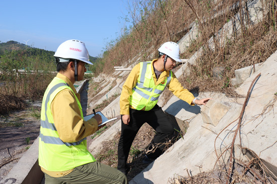 “匠心養(yǎng)路先鋒”檢查邊坡情況。翁雅梅攝