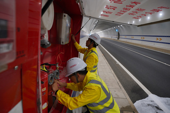 “安心暢行先鋒”檢查隧道消防設施情況。翁雅梅攝