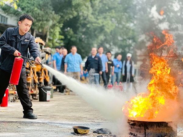 南寧工務(wù)段開展消防應(yīng)急演練。柳盛璽攝