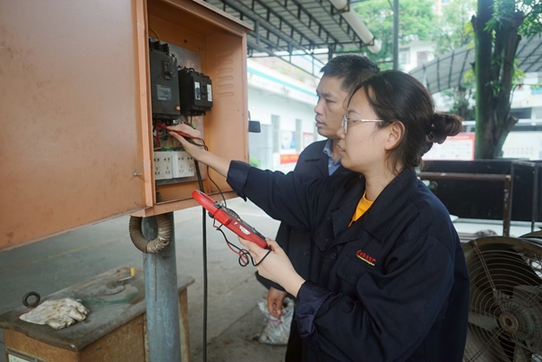 南寧工務(wù)段職工檢查配電箱。宋彤波攝