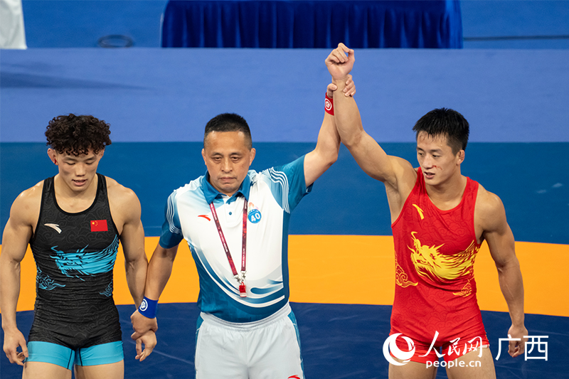 曹利國(guó)為廣西隊(duì)勇奪男子古典式摔跤60公斤級(jí)冠軍。人民網(wǎng) 雷琦竣攝