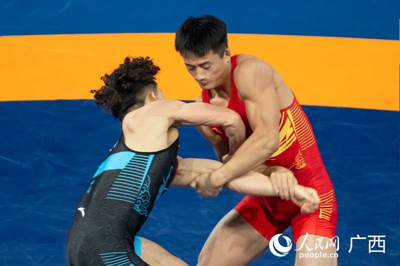 廣西隊(duì)選手曹利國(guó)（右）與武漢體育學(xué)院隊(duì)選手譚浩東在金牌賽中。人民網(wǎng) 雷琦竣攝