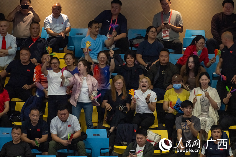廣西親友團(tuán)在為曹利國(guó)吶喊助威。人民網(wǎng) 雷琦竣攝
