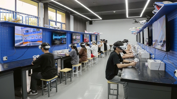 學生在虛擬仿真實訓室參與實訓。陳慧攝