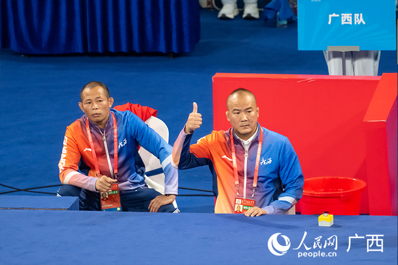 教練為曹利國(guó)點(diǎn)贊。人民網(wǎng) 雷琦竣攝