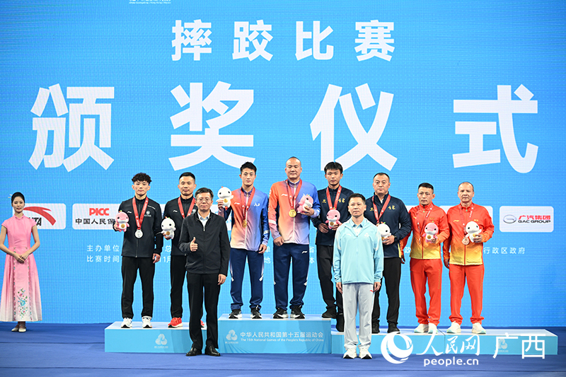 曹利國(guó)登上領(lǐng)獎(jiǎng)臺(tái)。人民網(wǎng) 雷琦竣攝