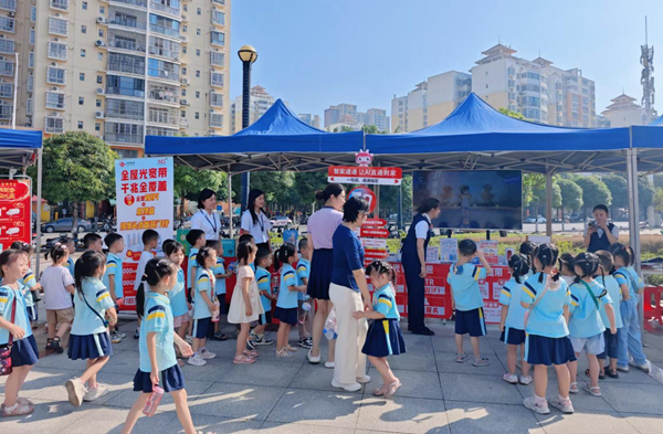 廣西聯(lián)通以“智家通通”等智慧應(yīng)用為展示核心，通過(guò)低門檻的AI互動(dòng)體驗(yàn)，讓市民直觀感受數(shù)字生活的便利。