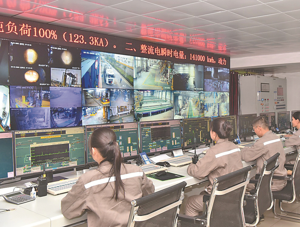 廣西田東錦盛化工有限公司工作人員在中控室監(jiān)控企業(yè)生產(chǎn)運行情況。李世虎攝